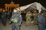Faustschläge und Tritte am Brandenburger Tor