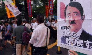 Abe mit Hitlerbart - Antikriegsdemo Tokio am 22. Juli 2015