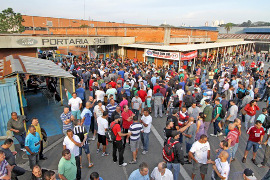 Streikversammlung am Werkstor Ford Sao Bernardo am 17.9.2015