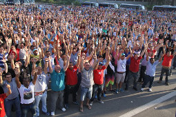 Die streikende Fordbelegschaft in Sao Bernardo nimmt das verhandlungsergebnis an - am 18.  September 2015