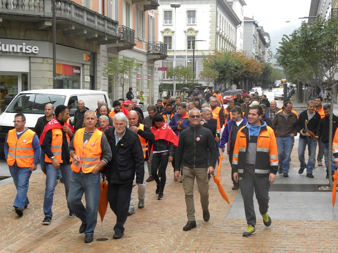 Die Officina Bellinzona-Arbeiter auf dem Weg zum Parlament am 13.10.15
