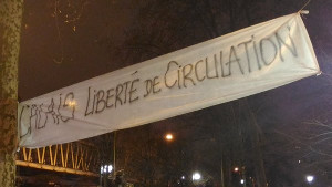Solitransparent mit Calais-Protesten am 23.1.2016 in Paris