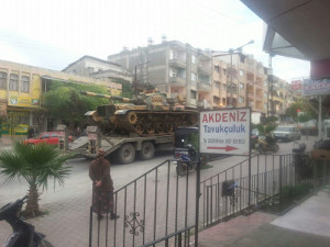 Auf der Straße nach Harbiye, vor Dükkan Ğabbut: Bilder eines Militärkonvois auf dem Weg nach Yayladağı. (Foto: Friedensratschlag Hatay)