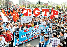 Der peruanische Gewerkschaftsbund CGTP bei der Demonstration gegen die Fujimori-Kandidatur 4.4.2016