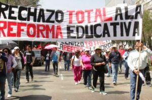 Demonstration (trotz Verbot mit etwa 10.000 TeilnehmerInnen) in Oaxaca - die Opposition der Lehrergewerkschaft lässt sich am 24.5.2016 ihr Demonstrationsrecht nicht nehmen