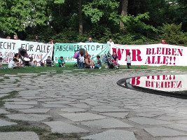 ROMA DAYS BERLIN - Mahnmal besetzt: Für Roma gibt es keine sicheren Herkunftsländer! Aktion am 22.Mai 2016 in Berlin