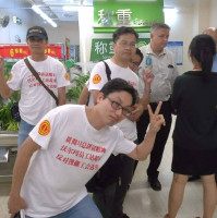 Belegschaftsprotest in einer chinesischen Walmartfiliale am 3.7.2016