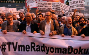 #TVmeRadiyomaDokunma - Fass mein Fernsehen und mein Radio nicht an! Protestaktion gegen Senderschließungen in der Türkei, hier am 4. Oktober 2016 in Istanbul (sendika.org)