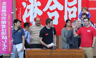 Kundgebung am 6. November in Tokio: Helmut Weiss (LabourNet Germany) 2. von rechts