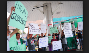 Eine von über 1.000 Besetzungen von Tankstellen am 3.1.2017 in Mexiko beim Protest gegen Benzinpreiserhöhung