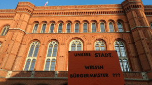 Protestplakat gegen den Senat auf der Berliner Mieter/Holm-Demo am 28.1.2017