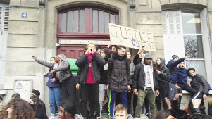 Blockierte Schule in Paris - Protest gegen Polizeirassismus 23.2.2017