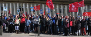 Streikende BMW Arbeiter in crowley, England - im ersten Streik überhaupt am 19.4.2017 gegen Rentenklau