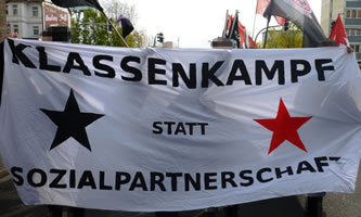 Banner mit der Aufschrift "Klassenkampf statt Sozialpartnerschaft"