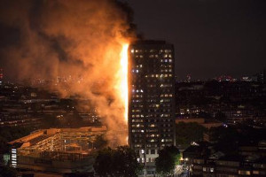 Feuer im Londoner Hochhaus 14.6.2017 - die MiterInnen hatten gewarnt