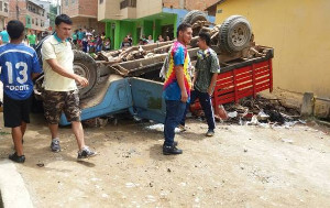 Bergarbeiter im kolumbianischen segovia bauen Barrikaden gegen Sondereinheiten der Polizei im August 2017
