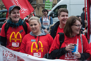 McDonalds Streikende vor dem Londoner Parlament am 4.9.2017