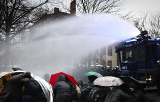 Wasserwerfen (bei 0 Grad) und Polizeigewalt bei Protesten gegen den AfD Bundesparteitag am 02. Dezember 2017 in Hannover