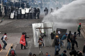 San Juan Konfrontation mit der Polizei bei Protesten gegen Wahlbetrug in honduras am 1.12.2017