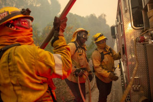 Kalifornien brennt, wie noch nie: Dagegen kämpfen 10.000 Feuerwehrleute, darunter 1.500 Gefängnisinsassen – und die Selbstorganisation der Betroffenen