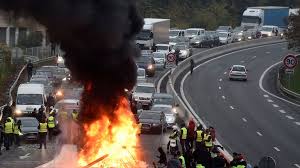 Rot vor Zorn – oder gelb vor Wut? Weil Macron auf die Teuerung der Energiepreise mit einer Steuererhöhung reagiert, werden Frankreichs Straßen blockiert