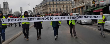 Foto von Bernard Schmid: "Macron hat Angst vor einem Referendum über eine Nationalbank". Hm, ja, nicht DIE weltbewegende Forderung. Aber echtes Transpi... (Demo in Paris am 5.1.19)