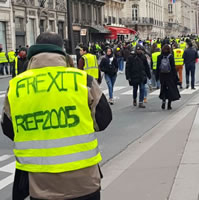 Foto von Bernard Schmid: Linke und Rechte auf der Demo in Paris am 5.1.19 - Geographisch Links: "Frexit" (Begriff wird nur von Rechten benutzt) - geographisch rechts: "CGT"