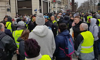 Stilleben mit Vermummten und (echter) Militärmütze für Blauhelm-Einsatz beim „Gelbwesten“-Protest in Frankreich im März 2019, Foto von Bernard Schmid