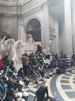 »Gilets Noirs«: 300 Papierlose besetzen Pariser Panthéon am 12.7.19. für »Papiere und Freiheit für alle« - und werden brutal polizeilich vertrieben