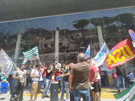 Protest der Zeitarbeiter an Neapels Flughafen Juni 2020