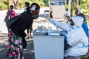 Krankenpfelgerinnen in Simbabwe im Streik für bessere Bezahlung und mehr Sicherheit während der Epidemie