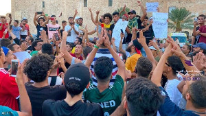 Vor allem Jugendliche waren es, die im August 2020 gegen alle Bürgerkriegsparteien in Libyen protestierten - viele Jugendliche...