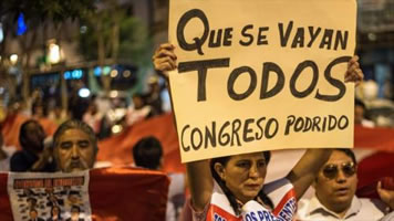 Peru: „Vacarlos a todos“ - sie sollen alle gehen, samt ihrer Verfassung