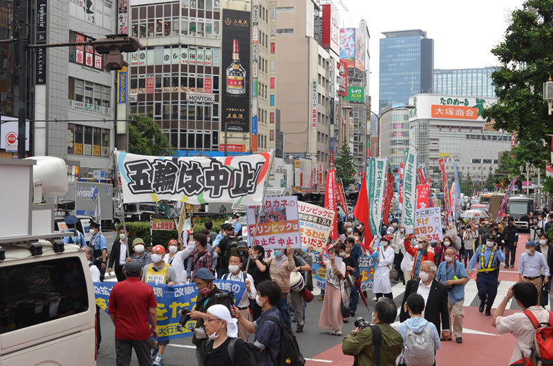 Kundgebung in Tokio am 6. Juni 2021 gegen die olympischen Spiele: Demonstration durch die Stadt