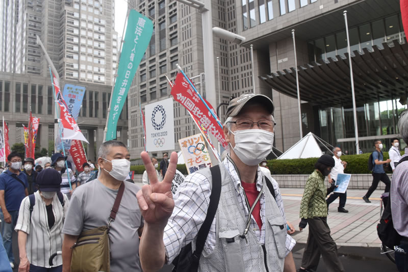 Kundgebung in Tokio am 6. Juni 2021 gegen die olympischen Spiele: Nobuo (Tigermann) Manabe von Doro-Chiba in der Demonstration