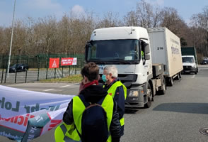 Warnstreiks im Sicherheitsgewerbe blockieren am 24.3.21 in Bremen die Just-in-Time-Anlieferung bei Daimler
