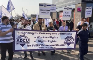 Kuriere der ADCU-Gewerkschaft in Belfast bei einem Streikposten am 23.3.2022