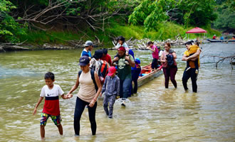 Migrants get off the boat at the edge of the Chucunaque River in Darien Province. Photo: IOM/Gema Cortes