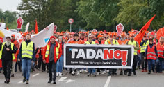 Kranhersteller Tadano will das Werk in Wallerscheid schließen und verkaufen - die Belegschaft streikt kämpferisch und kreativ (Foto: IG Metall Homburg-Saarpfalz)