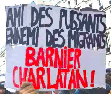 "Freund der Mächtigen, Feind der Migranten - Barnier, Charlatan" - Plakat bei der Demo am 7.9.2024 in Paris (Foto: Bernard Schmid)