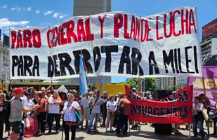 Fotogalerie von Alix Arnold der Proteste gegen die Armut durch die Sparmaßnahmen von Milei – zum Einjährigen seiner Regierung in Argentinien